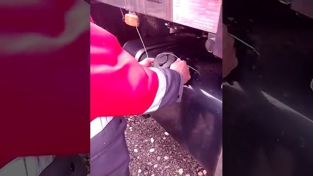 Как пломбируют бак чтоб солярку не воровали!!! смотреть онлайн