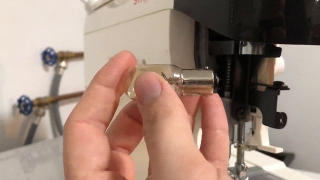 Singer 2732 Sewing Machine: Replacing The Light Bulb смотреть онлайн
