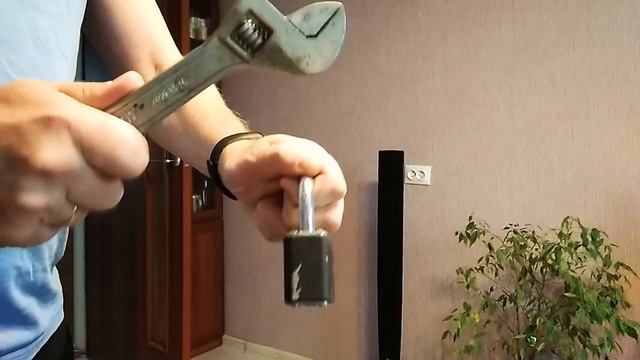 Как открыть навесной замок. смотреть онлайн