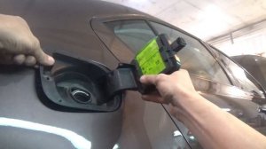 Как снять поставить люк бензобака. Skoda Octavia III.