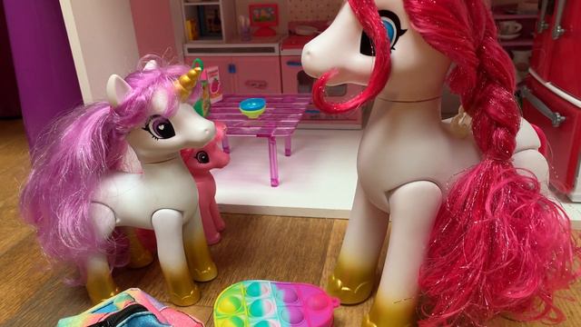 My little pony. Пони игрушки. Пони потерялась. Мама ищет пони. смотреть онлайн