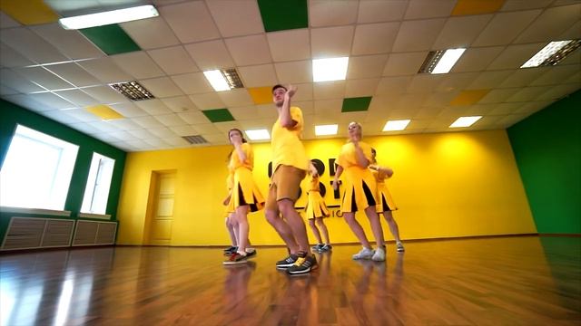 Танец в жёлтых костюмах