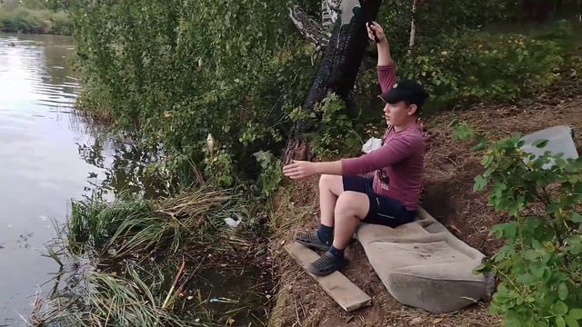 Рыбалка на деревенском пруду /ловля карасей на поплывочную удочку. смотреть онлайн