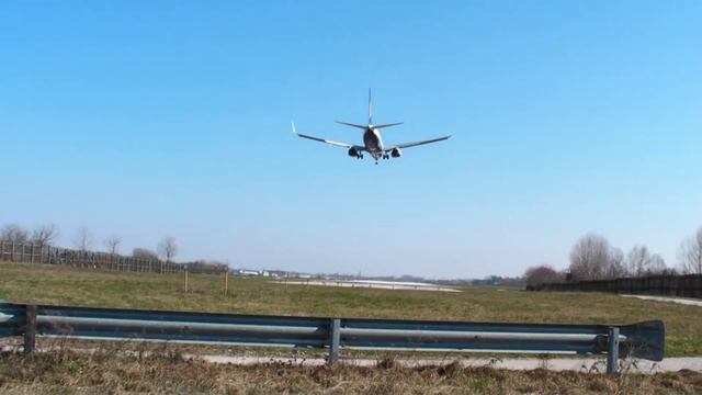 Ryanair Boeing 737-800 Headwind Landing In Venice-Treviso TSF