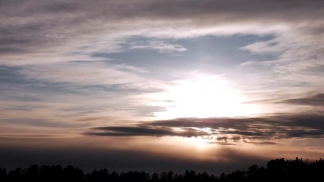 Закат солнца в облака в конце марта