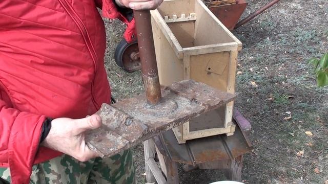 Перетопка воска и фильтр из пчелопакета. Воскотопка своими руками. Как сделать воскотопку. смотреть онлайн