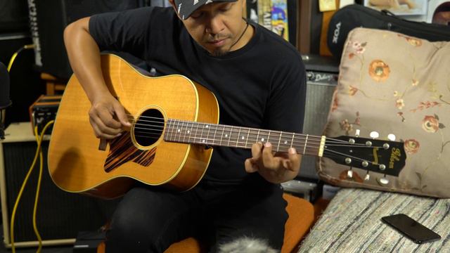 Gibson J-35, serial no. 12693055. смотреть онлайн