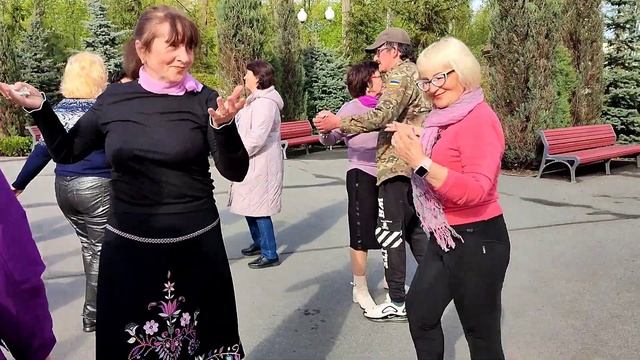 ТЫ МОЯ ХОРОШАЯ! ТАНЦЫ В ЦЕНТРАЛЬНОМ ПАРКЕ ХАРЬКОВ АПРЕЛЬ 2023 смотреть онлайн