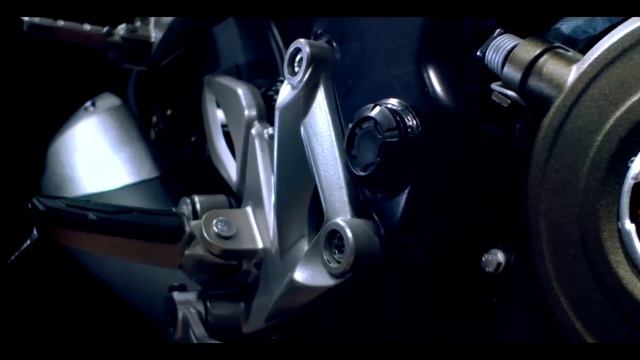 Официальный показ рекламного ролика Pulsar RS200  - Leave Track Racing To Amateurs