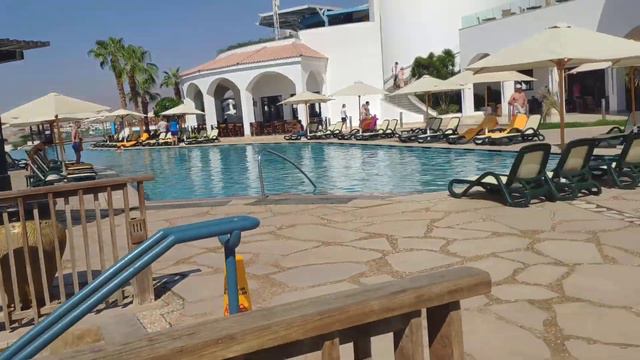 Центральный бассейн и вид на море Reef Oasis Blue Bay Resort Sharm El Sheikh смотреть онлайн