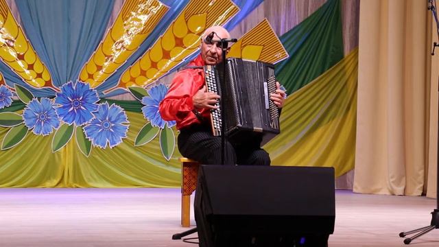 На юбилейном празднике выступает Виктор Акиньшин из Елбанки. ВИДЕО смотреть онлайн