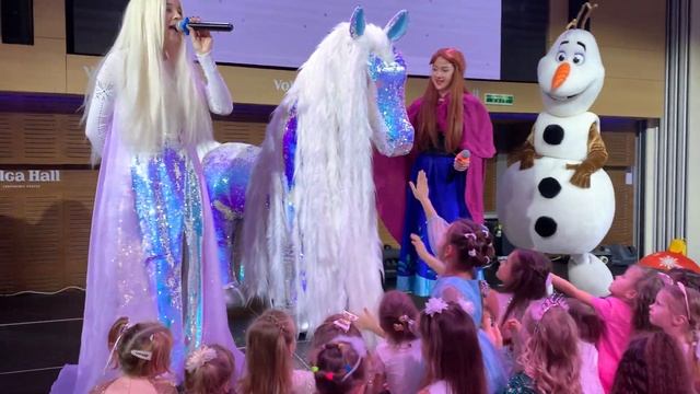 Новый год . Дети . Ёлка . Праздник 2022. Холодное сердце . Мультик в реальности смотреть онлайн