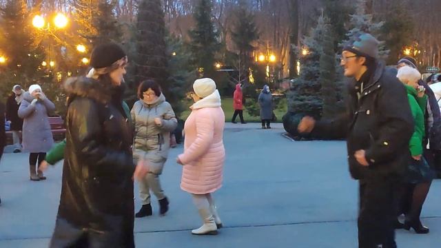 ГДЕ НАЙТИ ТАКУЮ, ЧТОБ ЛЮБИЛА!???/ТАНЦЫ В ПАРКЕ ГОРЬКОГО ХАРЬКОВ ДЕКАБРЬ 2021 смотреть онлайн
