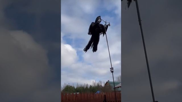 Пугало крик для дачи из проволоки, пластиковых бутылок и спанбонда )