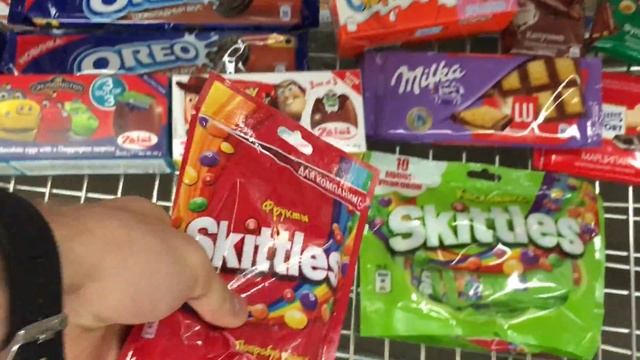 ВСЕ ИЩУТ ЭТУ ПЕСНЮ (много конфет и сладостей) смотреть онлайн