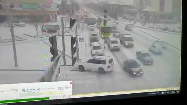 SOS! Лексус разбил светофор в Атырау смотреть онлайн