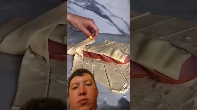 Бюджетный рецепт! Тесто колбаса сыр!