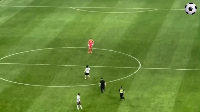 ?Messi's Reaction to Chinese Fan Pitch Invasion to Hug Him & Dibu & When He Got Caught! смотреть онлайн