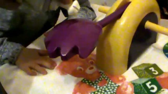 Кира и Захар играют в веселую игру "Пирог в лицо" смотреть онлайн