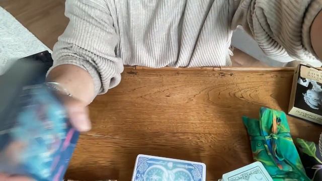 Tarot Rant: Mis-Cut Tarot Decks смотреть онлайн