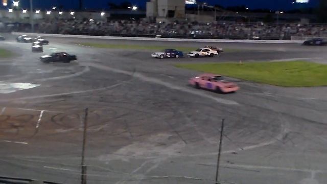 Sportsdrome Speedway HE'S BACK Raymond Win's Ford F8 смотреть онлайн