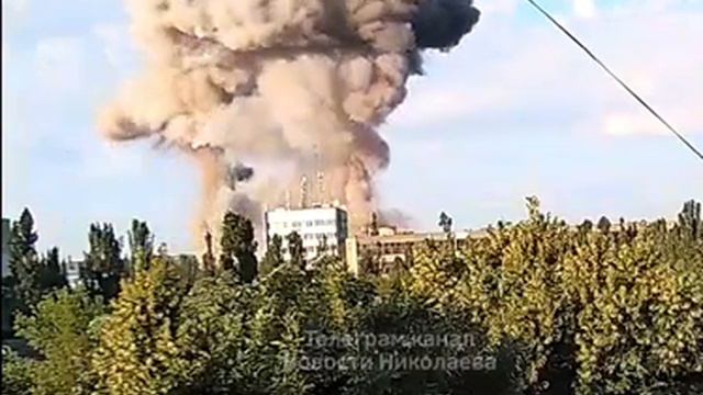 Момент парного поражения крылатыми ракетами «Калибр» объекта военной инфраструтуры в Николаеве смотреть онлайн