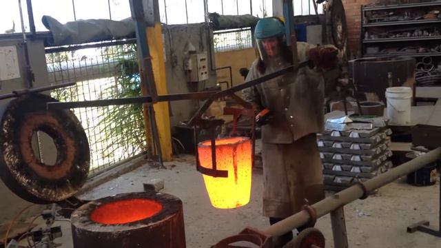 Bronze Pour at Urban Art Projects смотреть онлайн