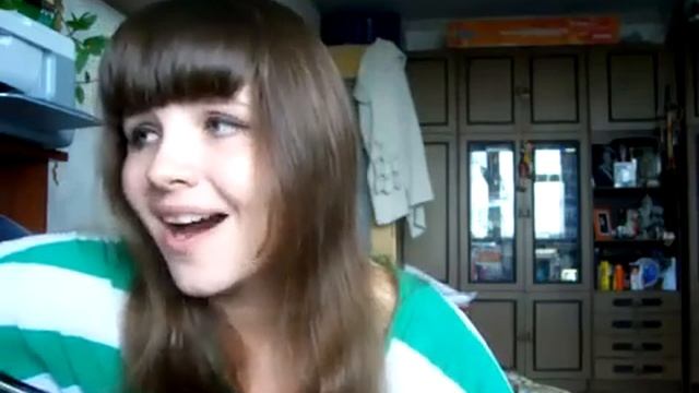 Красивая девушка поет армейскую песню под гитару А я не вернусь смотреть онлайн