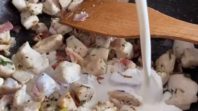 Фетучини с курицей и беконом в сливочном соусе смотреть онлайн