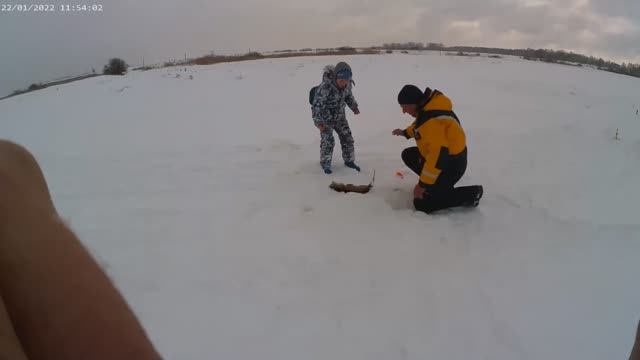 Ребёнок ловит щук на жерлицы! (Рыбалка 22-23.01.2022г.)