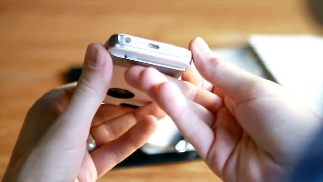 [Product Video] Moshi - IGlaze Black Kameleon For IPhone 5