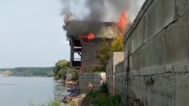 Пожарный катер привлечен для тушения пожара на дачах в поселке Мочище смотреть онлайн