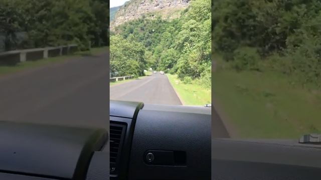 Новый асфальт по дороге на озеро Рица. Абхазия. Июнь 2021. смотреть онлайн