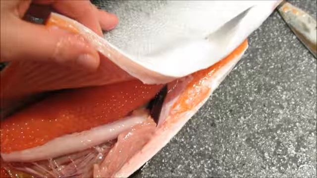 060 СОЛЮ КОРЮШКУ/РАЗДЕЛЫВАЮ ЛОСОСЬ/ГОТОВЛЮ ИКРУ смотреть онлайн