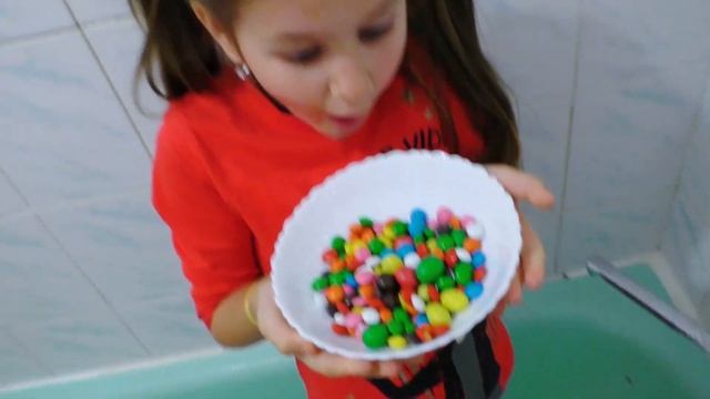 Яна хочет конфеты или Волшебный душ из m&m's смотреть онлайн