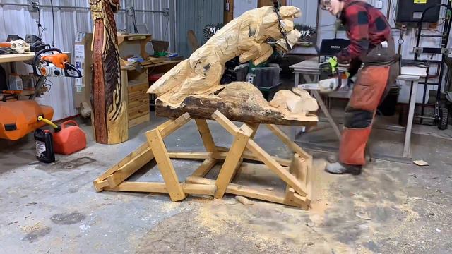 Watch a Chainsaw Artist Carve an Epic Artwork From a Log - “Survival” Fox & Rabbit Chase Sculpture смотреть онлайн