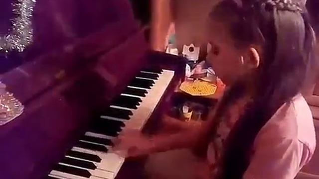 Играю на пианино песню "Ёлочка"/Играла в 7 лет, а сейчас 9/Надя Кирюшина смотреть онлайн