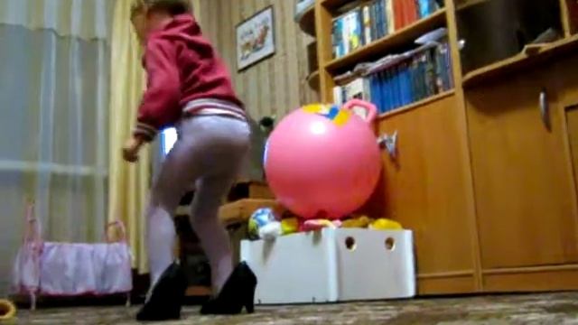 Танец маленькой девочки смотреть онлайн