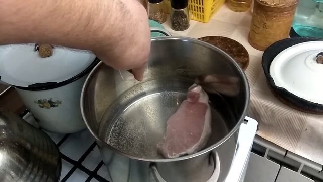 В каком объеме воды варить мясной бульон для супа? смотреть онлайн