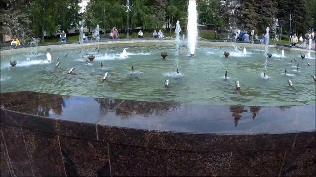 Фонтан в центре города Челябинск, 5 июня 2022 г смотреть онлайн