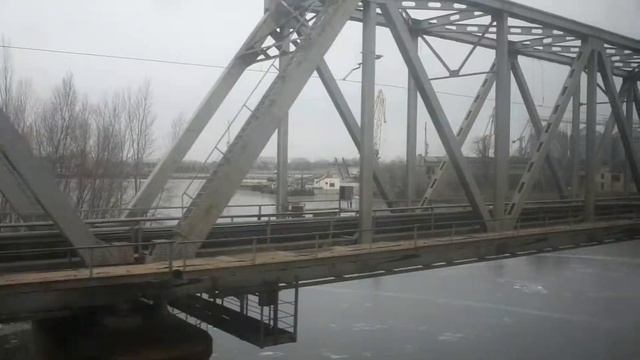 Амурский мост через р.Днепр, вид из окна поезда смотреть онлайн