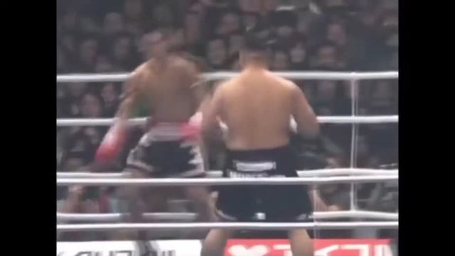 Профессиональный кикбоксинг. Гран-при К-1 2004г. Каоклай Каеннорсинг vs Майти Мо. смотреть онлайн