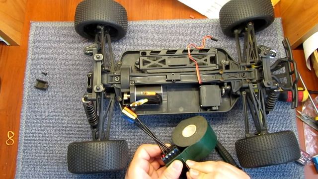 Установка бюджетной бесколекторной системы Racerstar на Himoto Katana смотреть онлайн