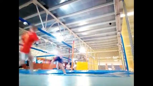 VLOG:ПРЫГАЮ С ДРУГОМ В БАТУТНОМ ЦЕНТРЕ #JUMP смотреть онлайн