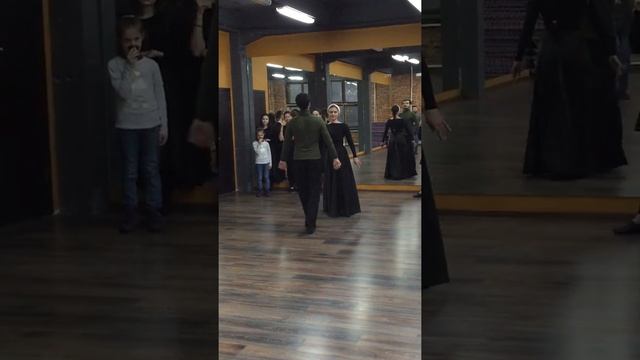 КРАСИВАЯ девушка танцует как лебедь смотреть онлайн