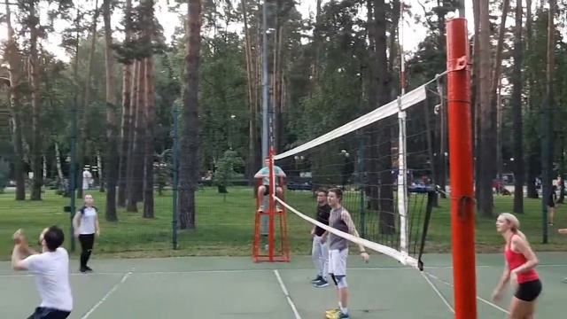 Волейбол в Красногорске на площадке "Детский городок" 28 июня 2020. смотреть онлайн