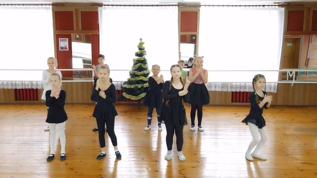 Новогодний танец Мы повесим варежки смотреть онлайн