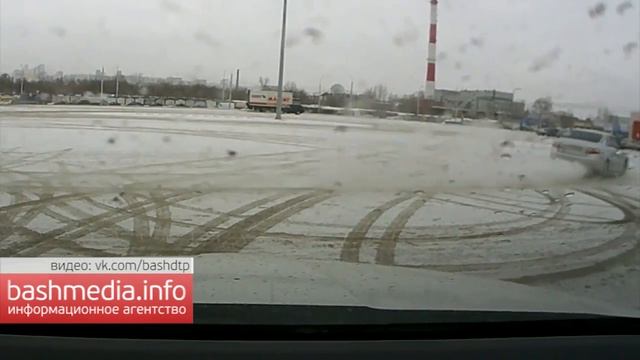 В Уфе дрифтующая иномарка вылетела с парковки гипермаркета смотреть онлайн