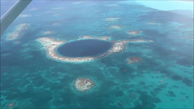 Flug über das Great Blue Hole am Belize Barrier Reef смотреть онлайн
