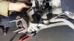 Замена пыльника на приводе Nissan Cube